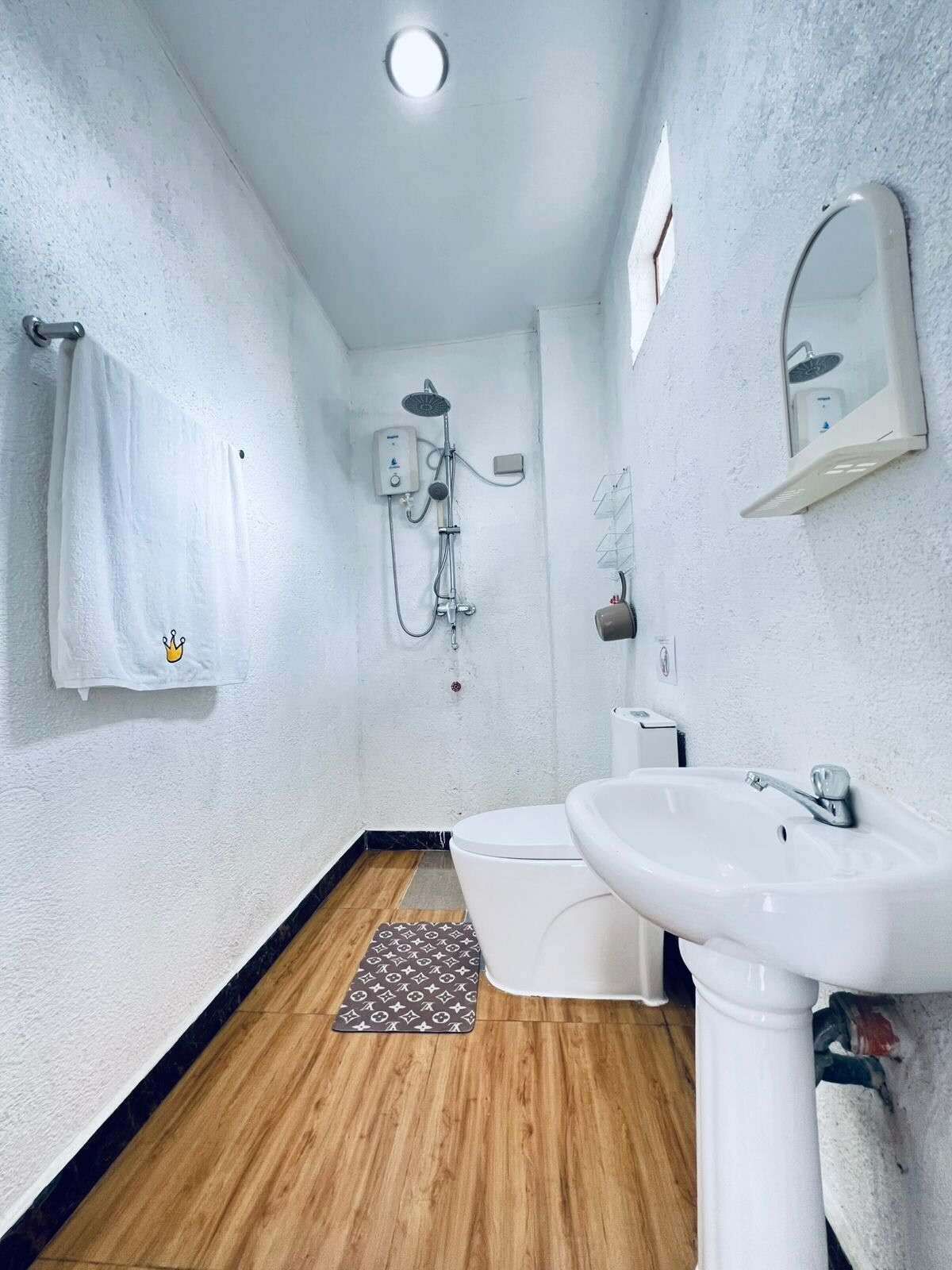 Buồng tắm vòi sen, khăn tắm, xà phòng, dầu gội 