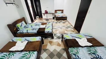 Klassieke vierpersoonskamer, balkon, uitzicht op de stad | Een bureau, een laptopwerkplek, een strijkplank/strijkijzer, gratis wifi