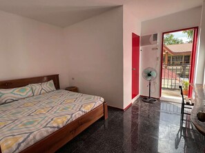 舒适双人房, 1 张特大床, 无烟房, 城市景观 | 办公桌、笔记本电脑工作区、熨斗/熨板、免费 WiFi