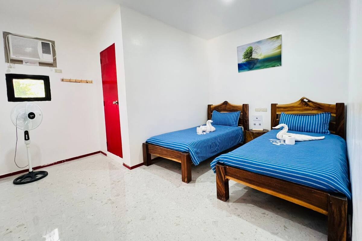 Twin Room | Desk, laptop workspace, iron/ironing board, free WiFi