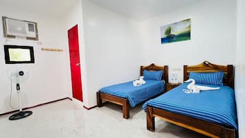 Chambre avec lits jumeaux | Bureau, espace de travail pour ordinateur portable