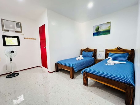 Desk, laptop workspace, iron/ironing board, free WiFi