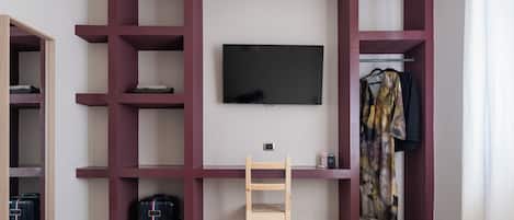 Deluxe Apartment, 1 King Bed with Sofa bed, Kitchen | Blackout drapes, soundproofing, iron/ironing board, free WiFi