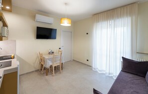 Deluxe apartman, 1 king (extra méretű) franciaágy és egy kinyitható kanapé, konyha | Nappalirész