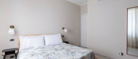 Deluxe Apartment, 1 King Bed with Sofa bed, Kitchen | Blackout drapes, soundproofing, iron/ironing board, free WiFi