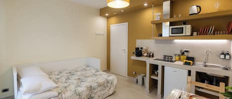 Deluxe-huoneisto, 1 suuri parisänky ja vuodesohva, keittiö | Oleskelualue