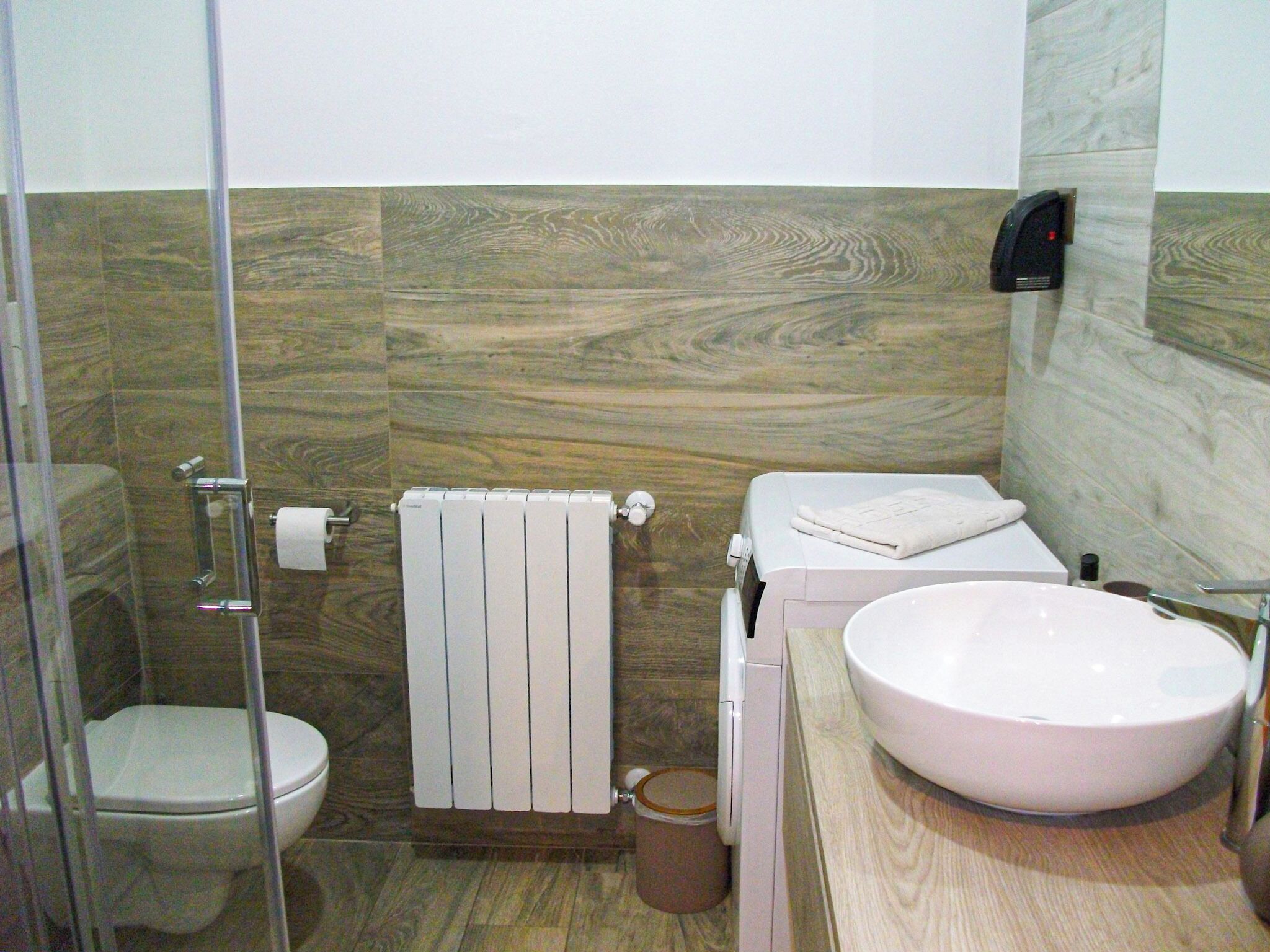 Apartamento, balcón, vistas a la ciudad | Baño | Ducha, secador de pelo, toallas y jabón