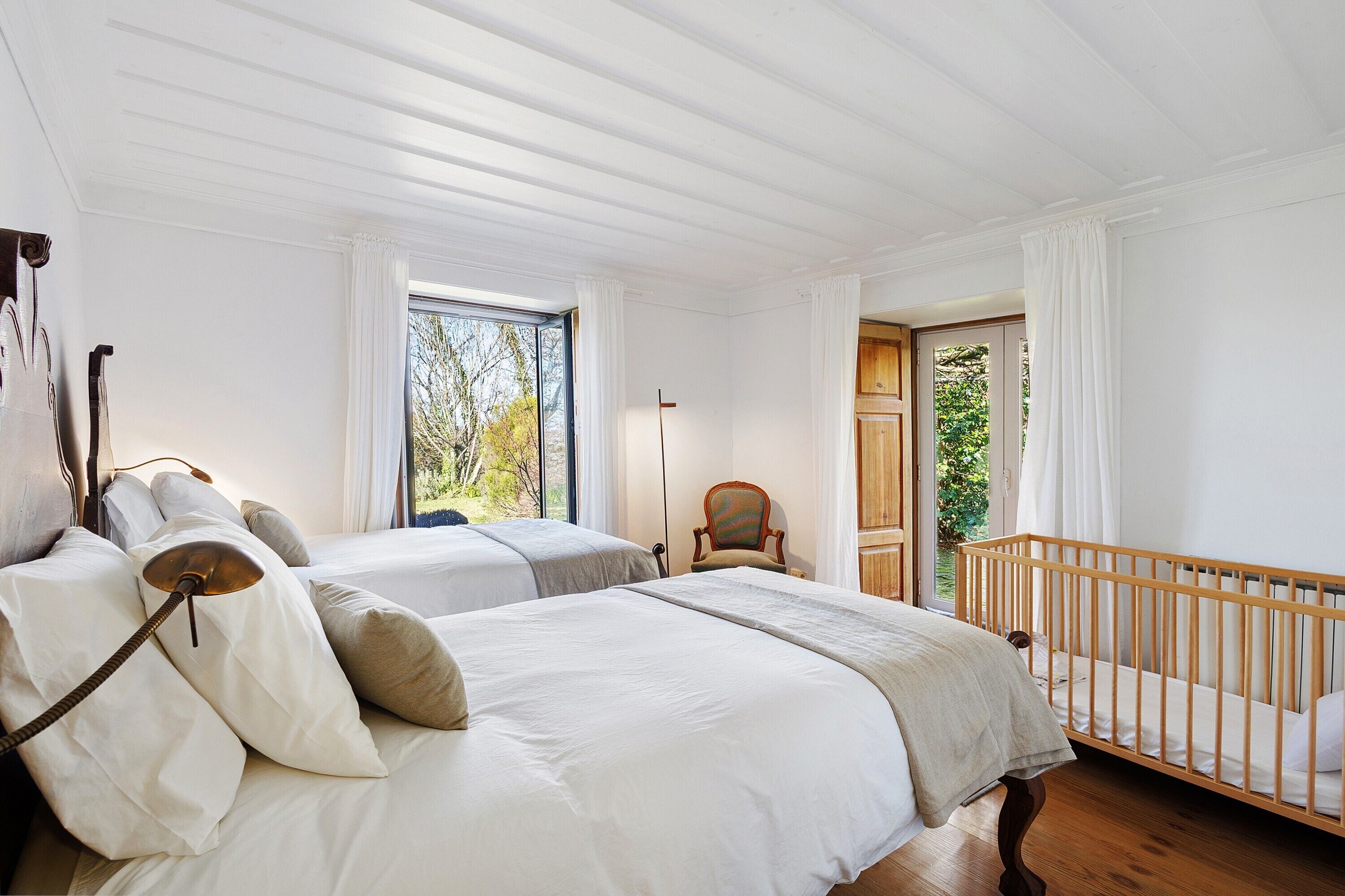 Iron/ironing board, WiFi, bed sheets