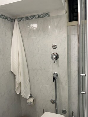 Sèche-cheveux, serviettes fournies, savon, papier toilette