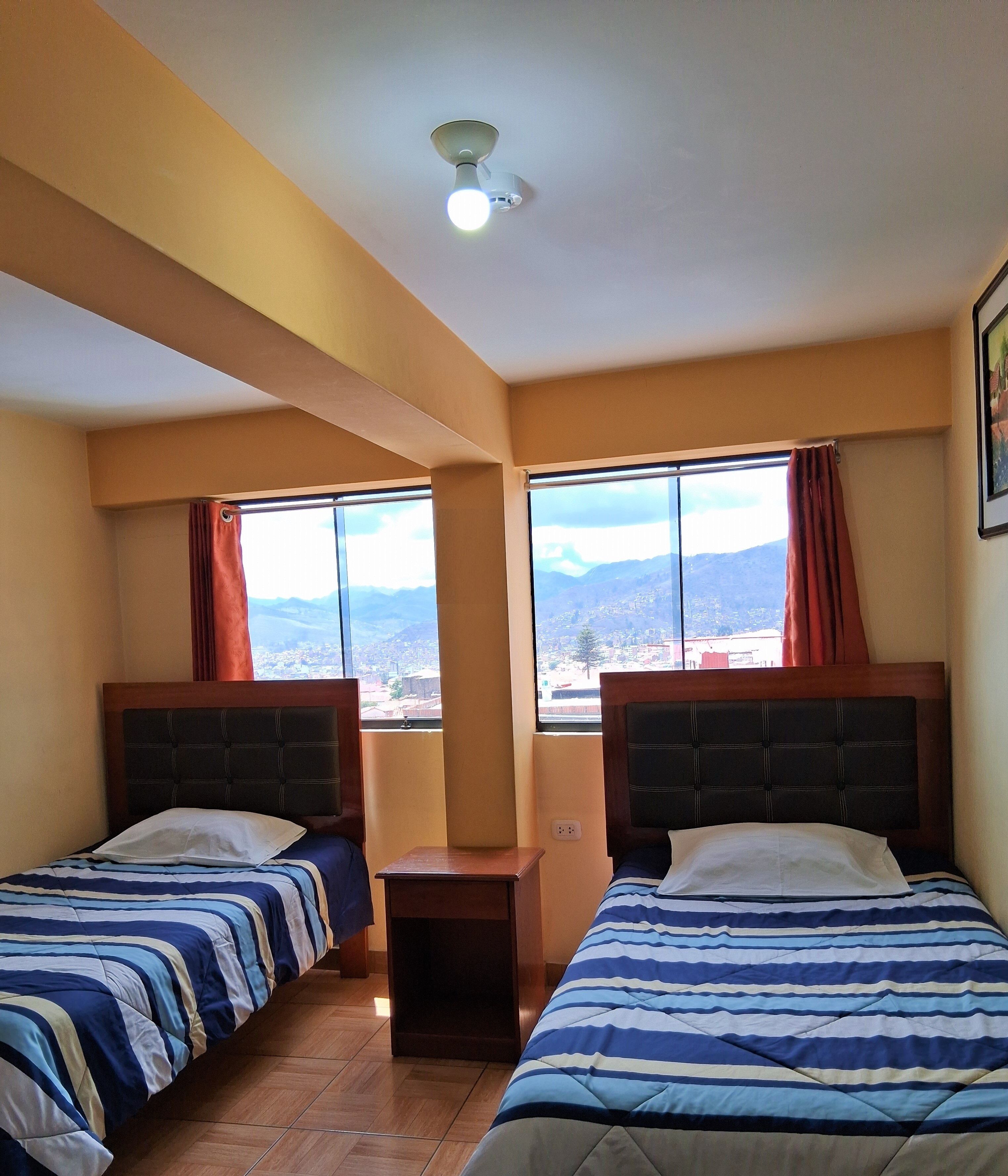 Habitación con 2 camas individuales, vista a la ciudad | Wifi gratis 