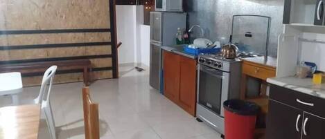 Micro-ondas, lava-louças, talheres/pratos/utensílios de cozinha, freezer