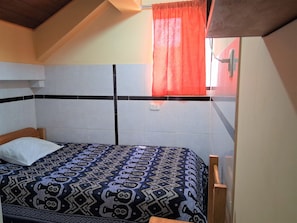 Quarto solteiro, vista para a cidade | Wi-Fi de cortesia, roupa de cama