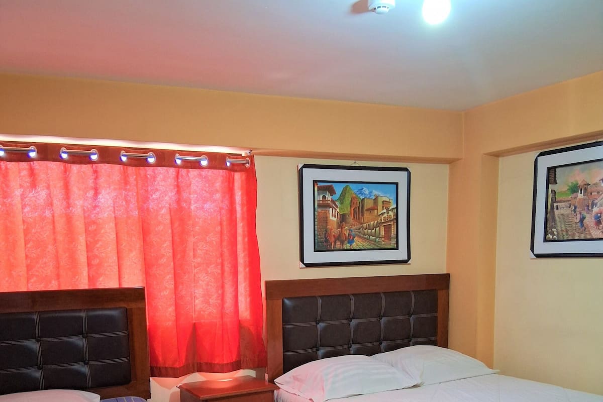 Habitación familiar, vistas a la ciudad | Wifi gratis y ropa de cama