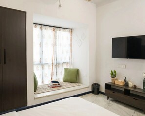 Deluxe Studio | Iron/ironing board, free WiFi - Bedchambers Suite Near Sector 29 (Gurugram)