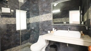 Ein modernes Badezimmer mit Toilette, Waschbecken und Dusche.