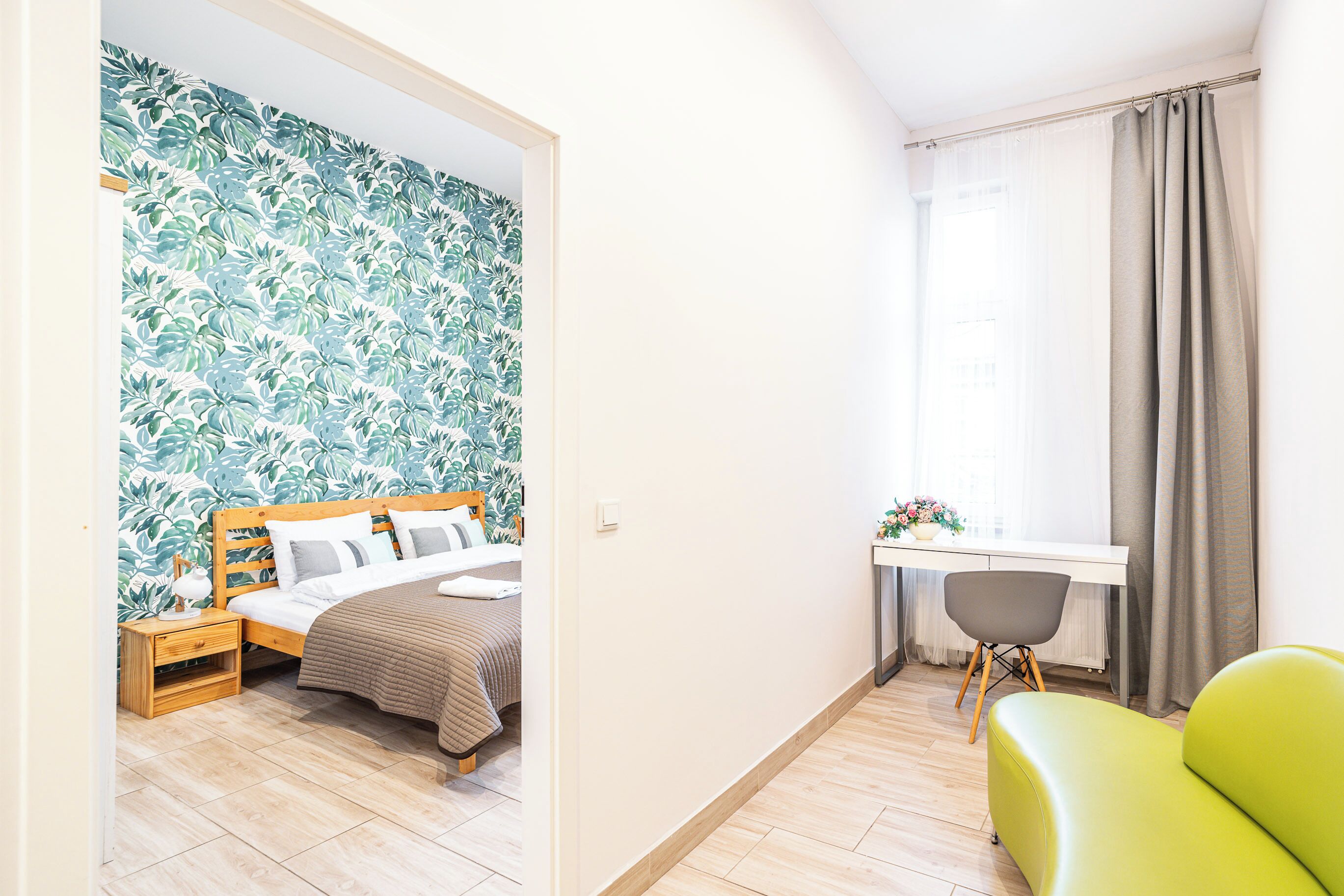 Un dormitorio con una cama, un escritorio y una silla.