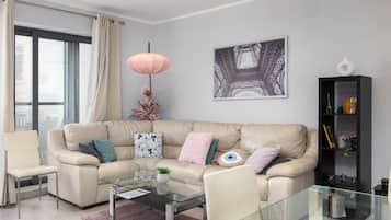 Kattohuoneisto, 3 makuuhuonetta, keittiö, kaupunkinäköala | Oleskelualue