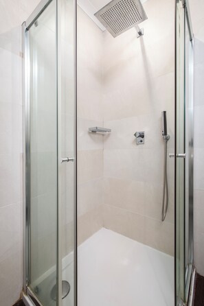 Bathroom shower - Sliema Seaside Penthouse with Terrace (Sliema)