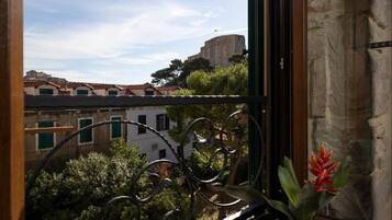 Studio, 1 Queen Bed, Sea View | Interior