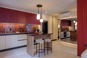 Full-sized fridge, oven, stovetop, dishwasher - Mavili Urban Elegance (Heraklion)