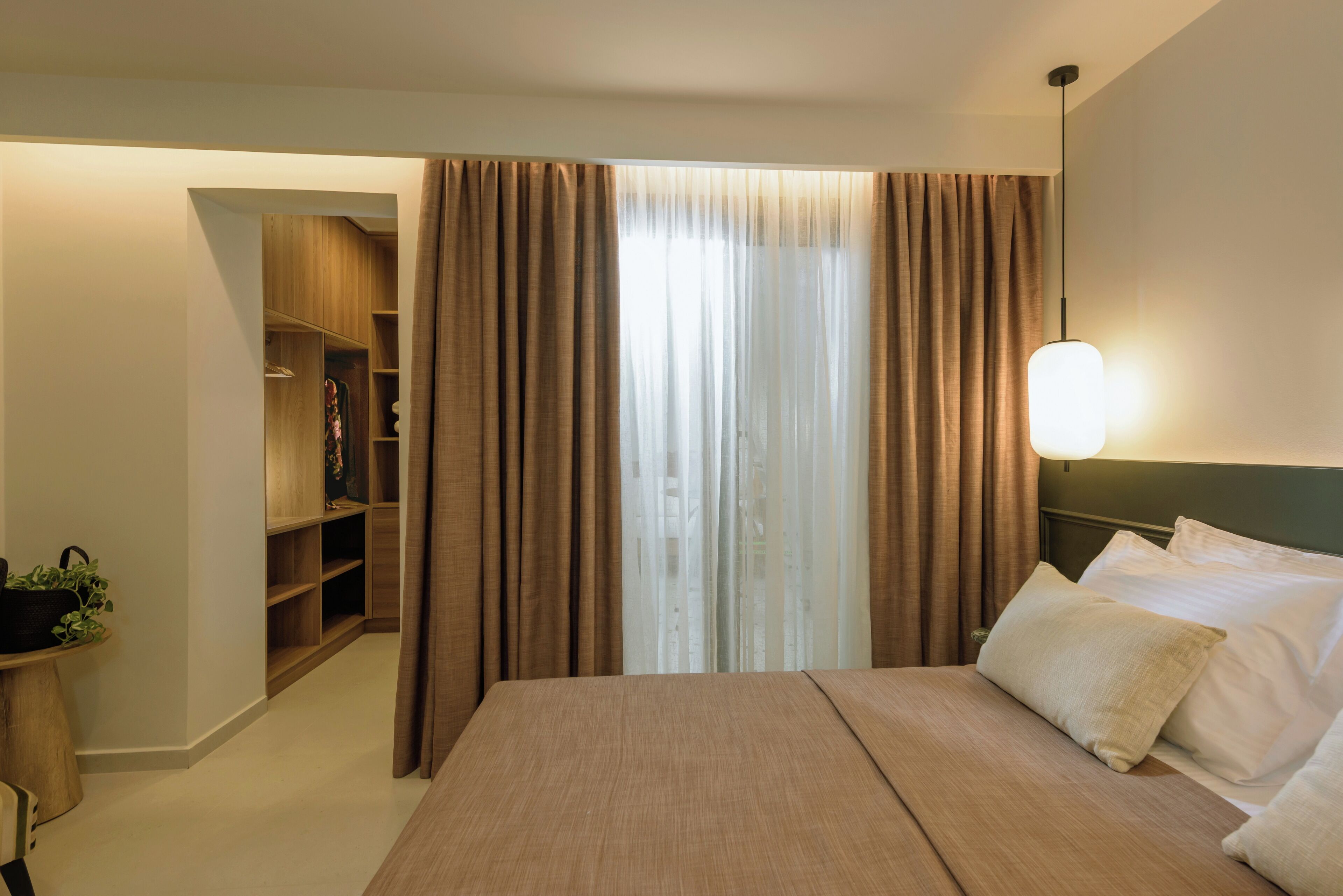 Green Suite | Espacio para trabajar con un portátil y cortinas opacas