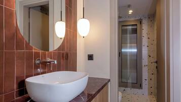 Red Suite | Bathroom | Hair dryer, soap, shampoo, toilet paper