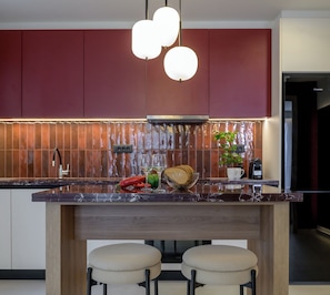Red Suite | Private kitchen | Full-size fridge, oven, stovetop, dishwasher - Mavili Urban Elegance (Heraklion)