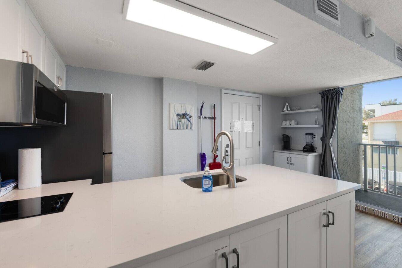 冷蔵庫、電子レンジ、オーブン、コンロ