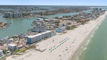 Beach nearby, sun-loungers, beach towels