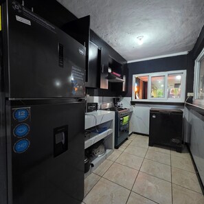 Comfort Villa | Private kitchen | Full-size fridge, oven, blender, cookware/dishes/utensils - Villas de Mike (La Libertad)
