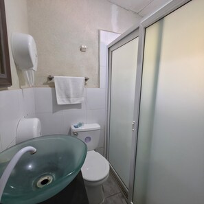 Comfort Villa | Bathroom | Rainfall showerhead, towels, soap, shampoo - Villas de Mike (La Libertad)