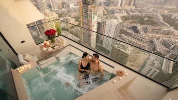 Departamento Deluxe, balcón | Tina de hidromasaje