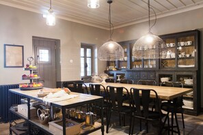 Café da manhã completo grátis todos os dias