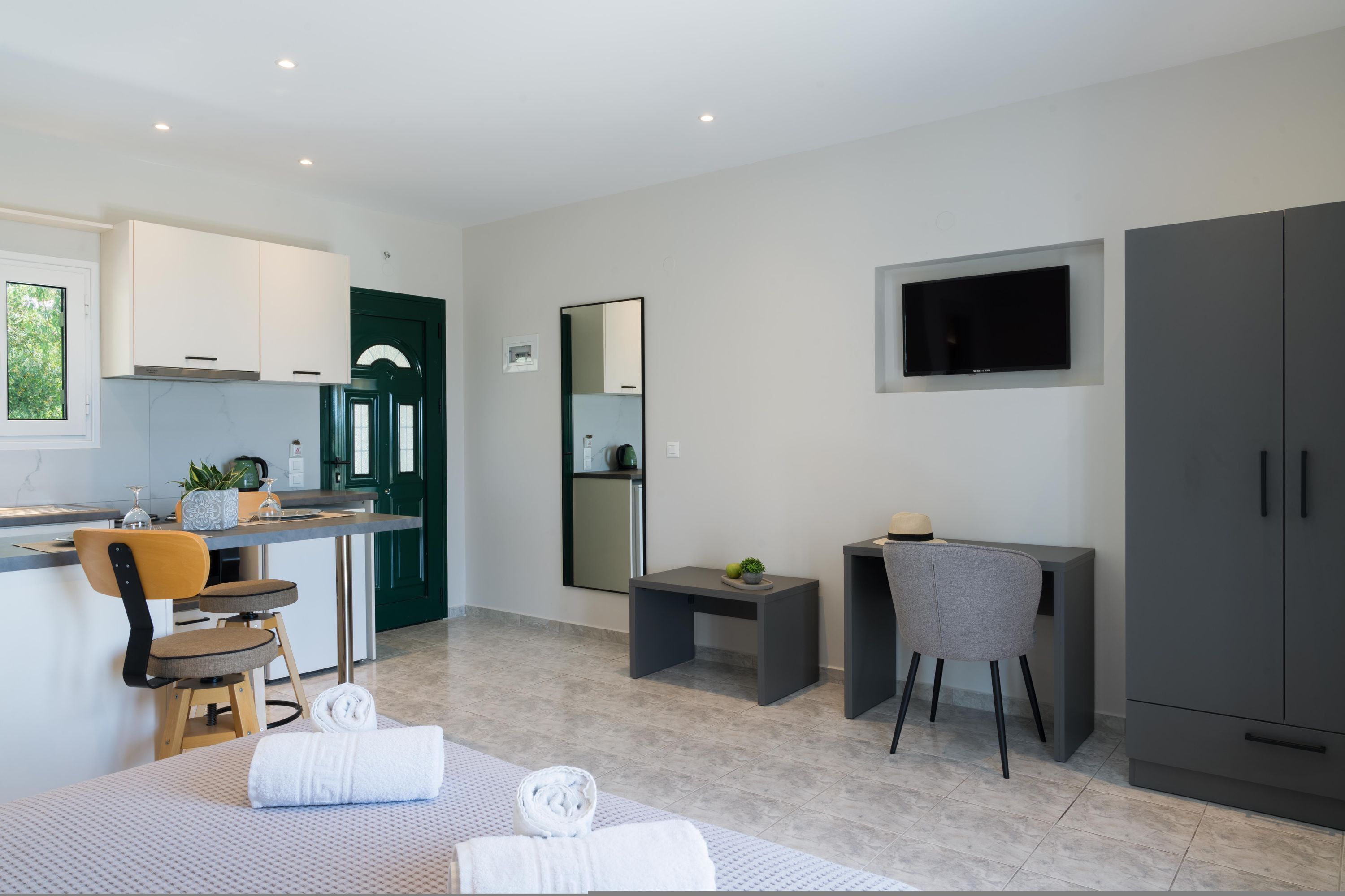 开间 | 2 多间卧室、办公桌