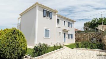 House | 3 bedrooms, desk, soundproofing