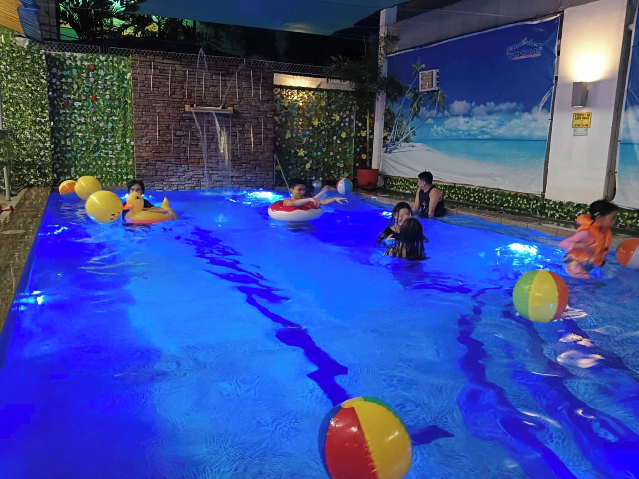 สระว่ายน้ำกลางแจ้ง