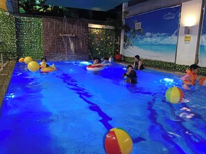Outdoor pool - D Builders Hotel (Taguig)