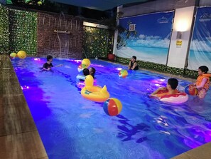 Outdoor pool - D Builders Hotel (Taguig)