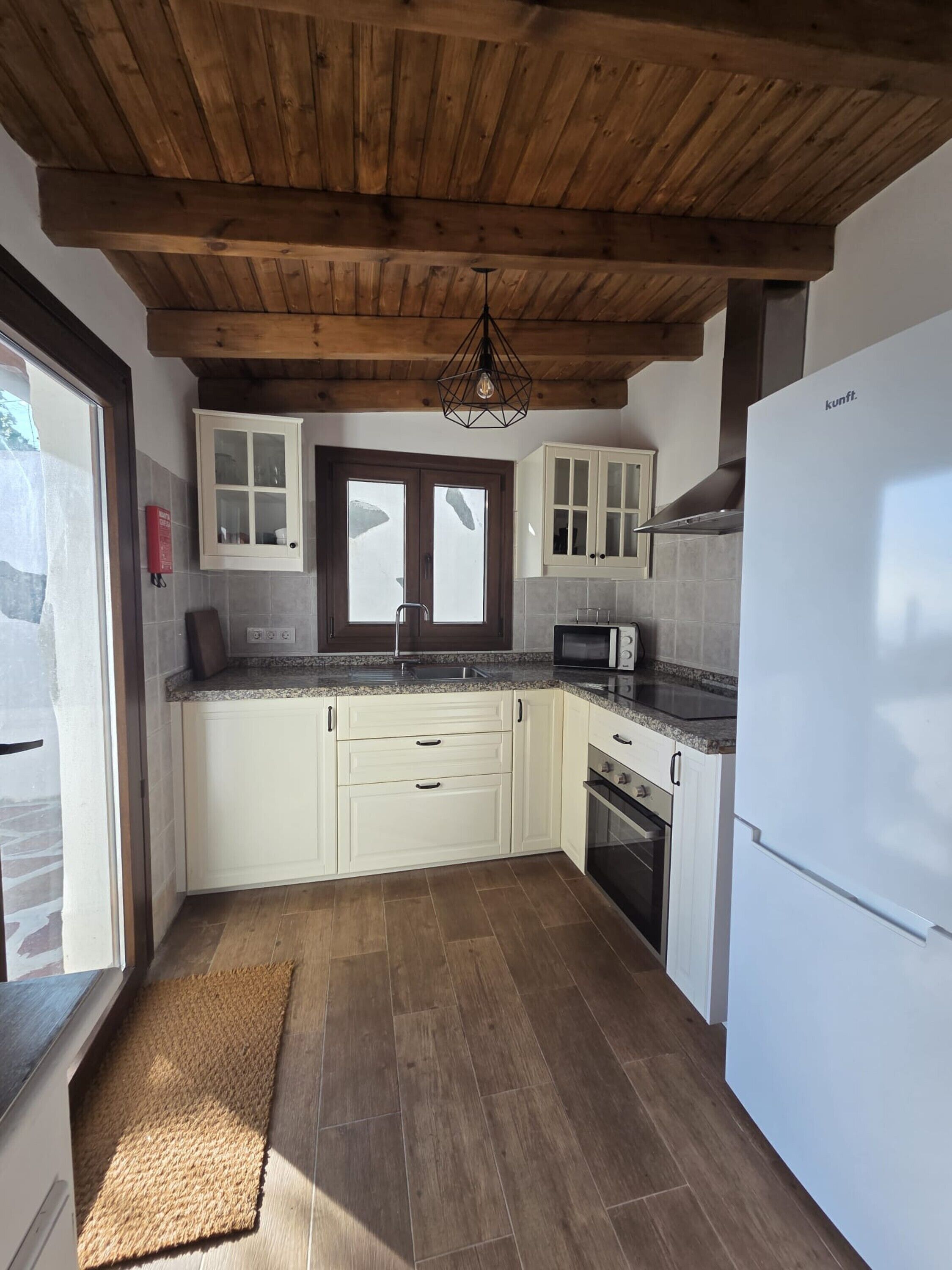 Kylskåp, mikrovågsugn, ugn och spishäll