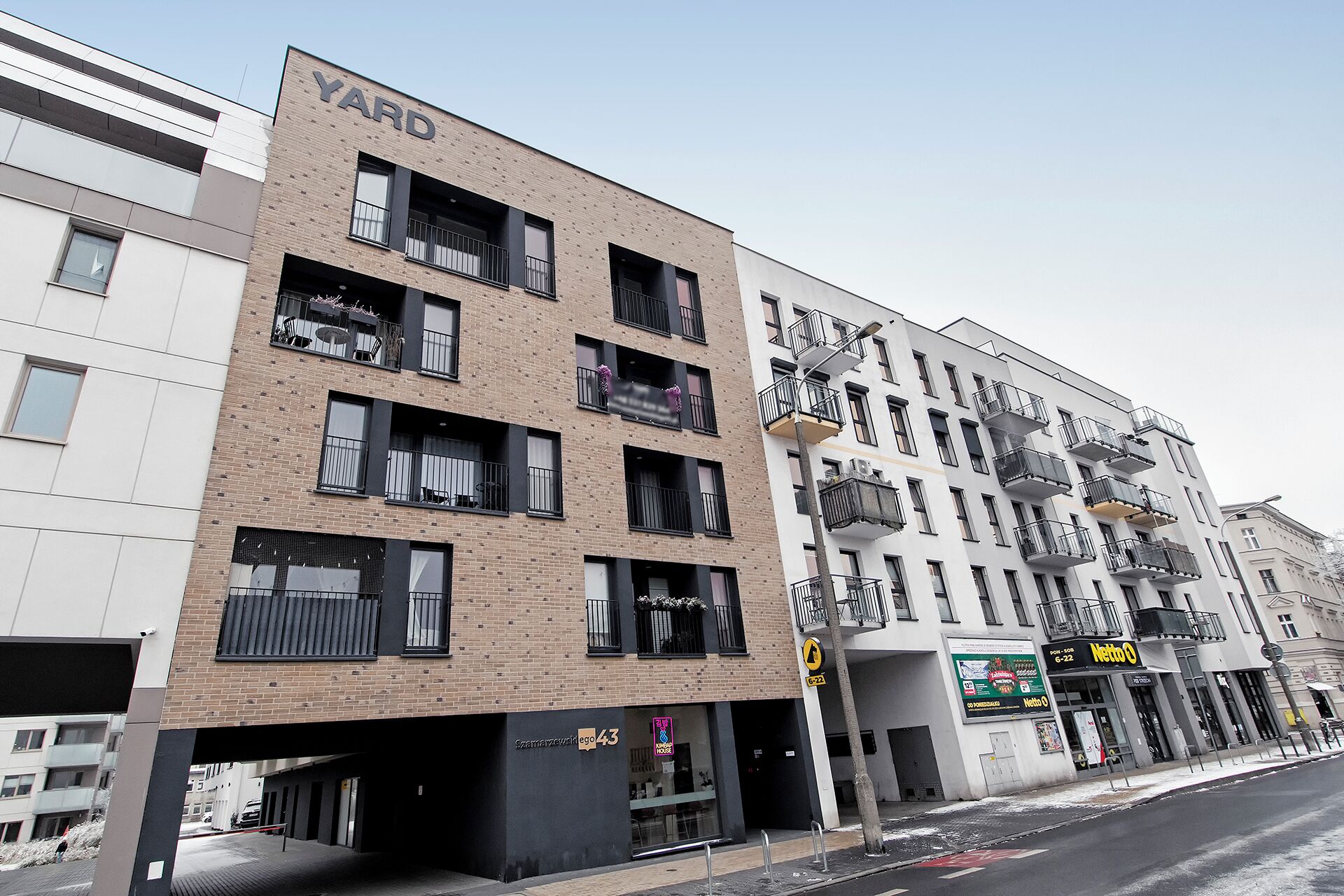 Vista frontal de la propiedad