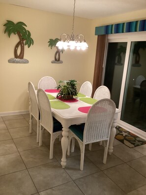 Dining - 3-bedroom condo in charming Miramar Beach with AC (Miramar Beach)