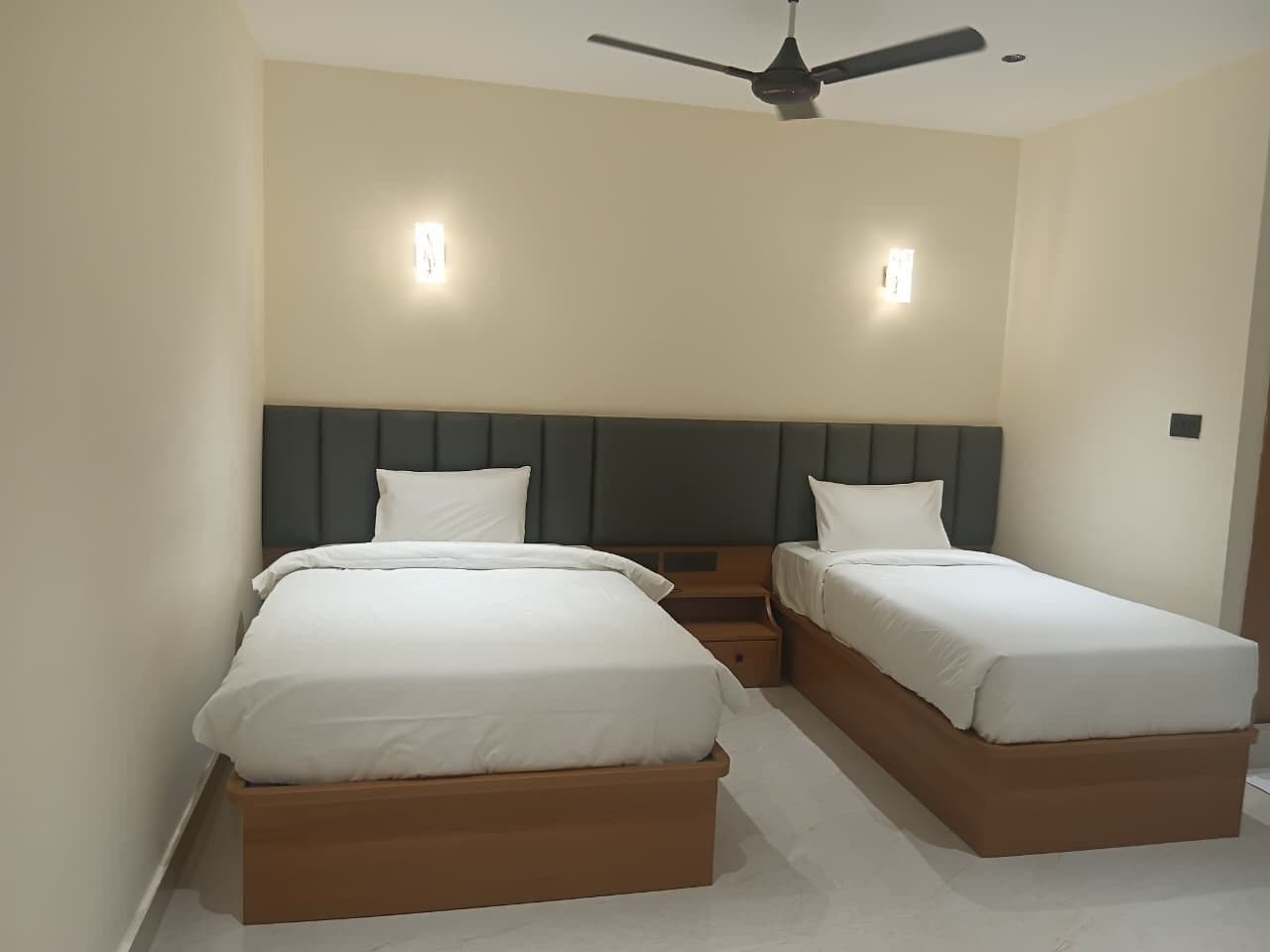 Habitación Premier con 2 camas individuales | Caja de seguridad en la habitación y escritorio 