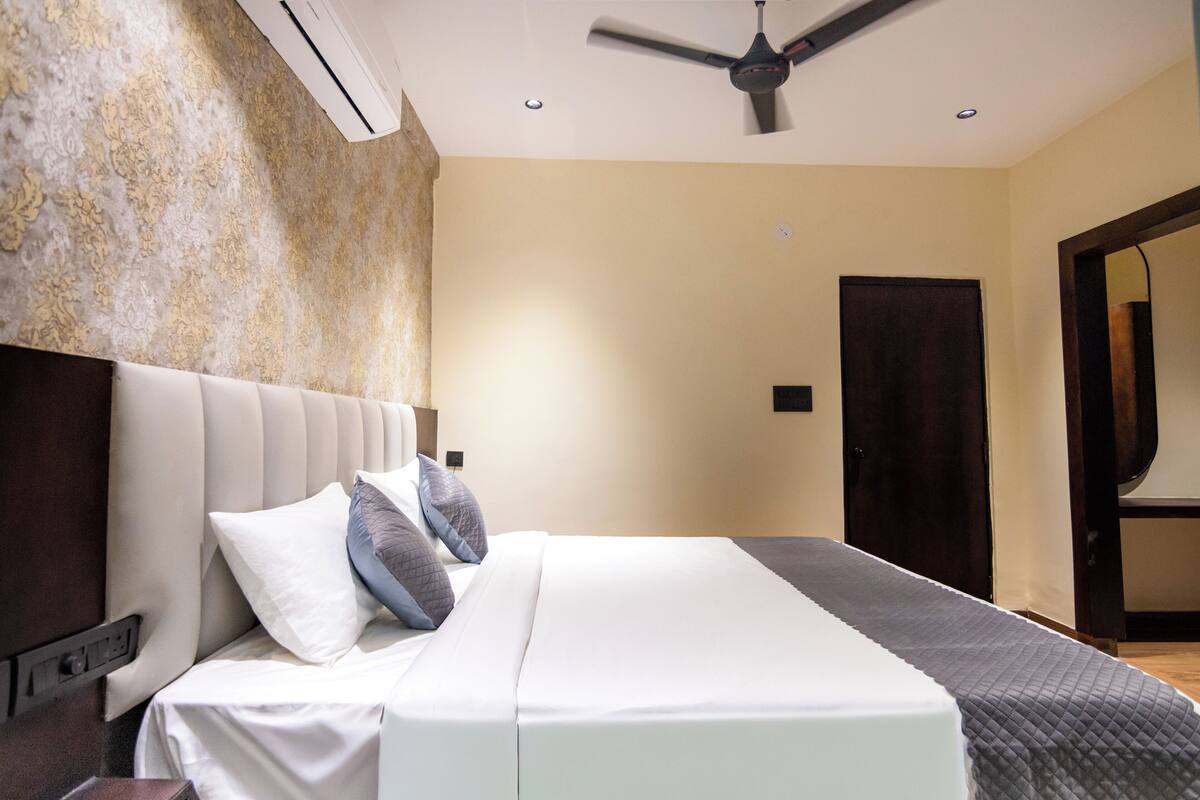 Business Suite, City View