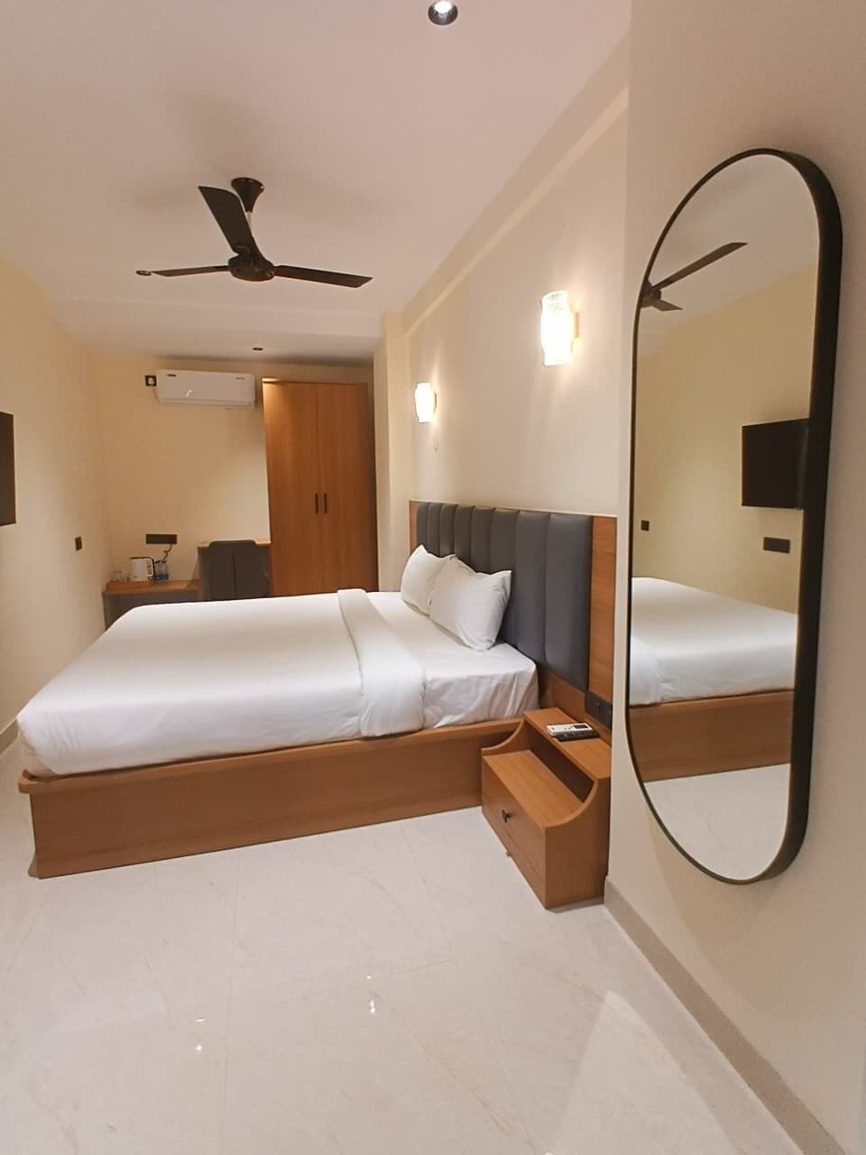 Suite empresarial, vista a la ciudad | Caja de seguridad en la habitación y escritorio 