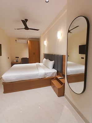 Suíte empresarial, vista para a cidade | Cofres nos quartos, escrivaninha, espaço de trabalho para notebook