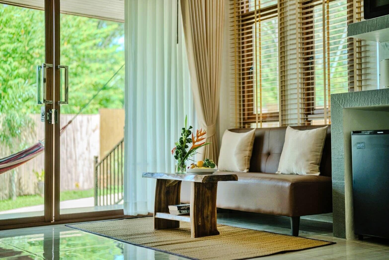 Caja de seguridad en la habitación, escritorio y cortinas blackout 