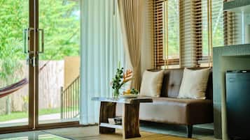 Caja de seguridad en la habitación, escritorio y cortinas blackout