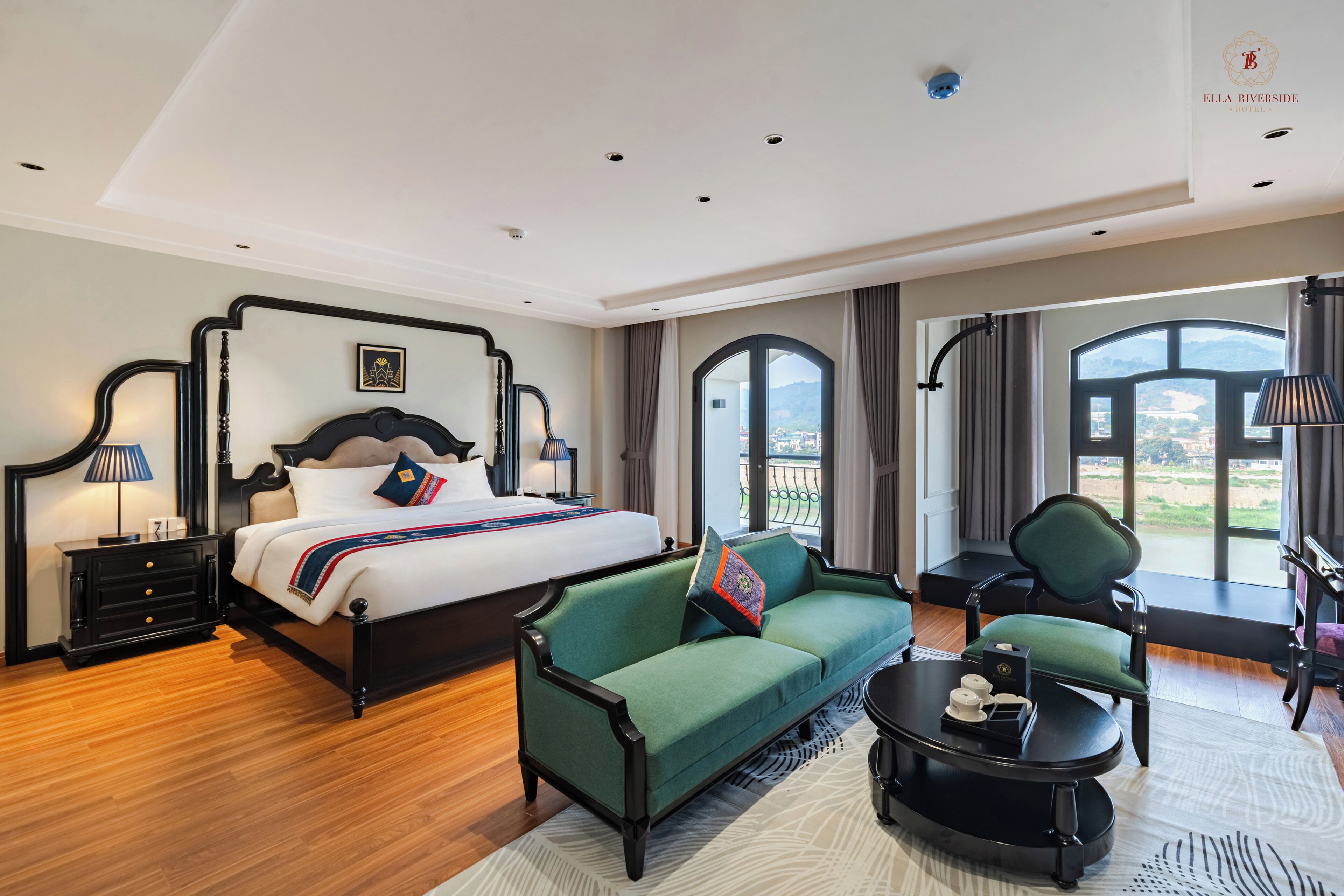 Suite, balkon, uitzicht op rivier | Een bureau, een laptopwerkplek, geluiddichte muren, gratis wifi