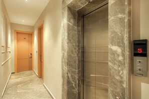 Elevator - Hotel Sign Inn (Amritsar)