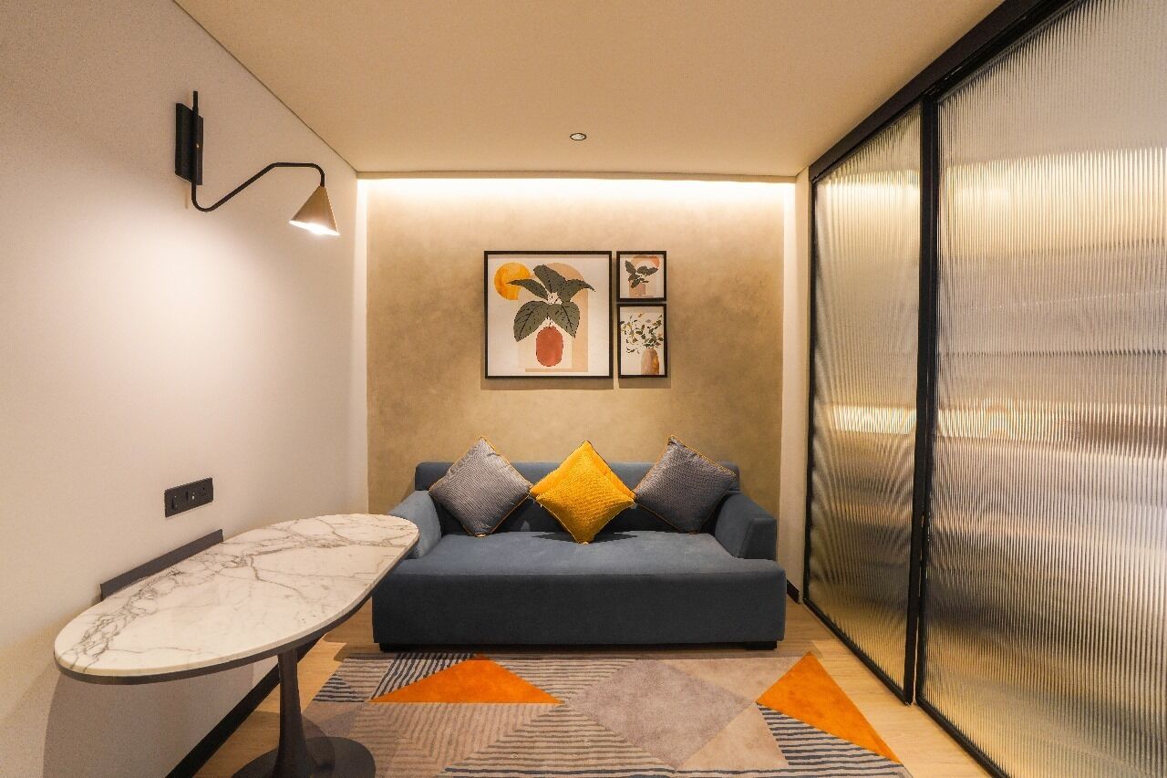 Chambre Deluxe | Coin séjour | TV connectée de 18 pouces avec chaînes numériques